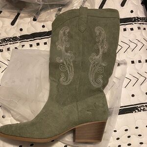 New !! Green Faux Suede Western Boots 9